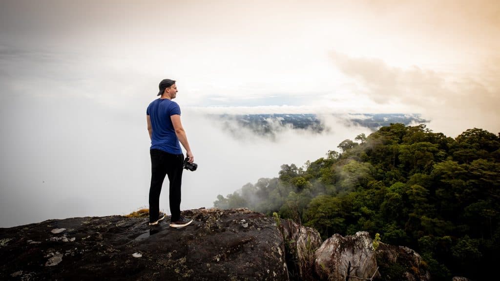 how to become a travel vlogger